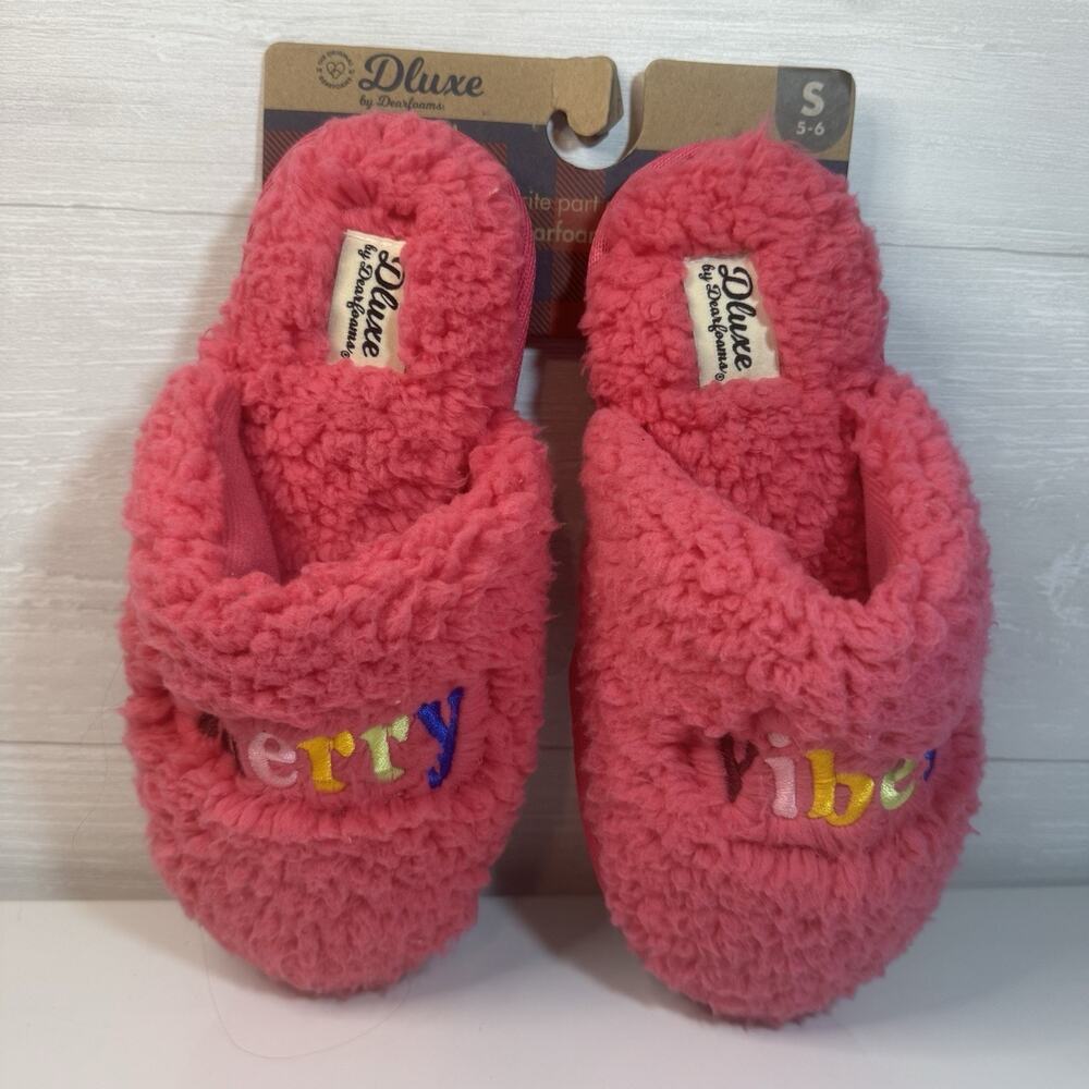 Dluxe by Dearfoams "Merry Vibes" Pink Sherpa Slippers in size Small (5-6) Slides